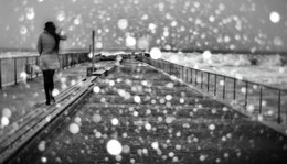 Women in snow / sea