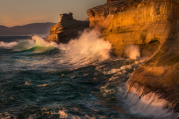 RETURN OF THE WAVE / Cape Kiwanda, Oregon