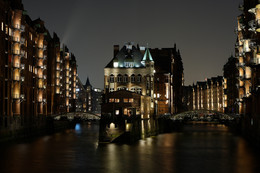 Wasserschloss / Das Hamburger Wasserschloß ist eines der meistfotografierten Gebäude der historischen Hamburger Speicherstadt.

The Hamburg Water Palace is one of the most photographed buildings in the historic warehouse district.
