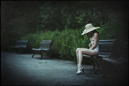 The lady in the hat / ***