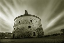 Round Tower / ***
