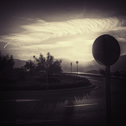 Round / ***