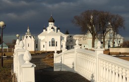 The road to the temple / ***