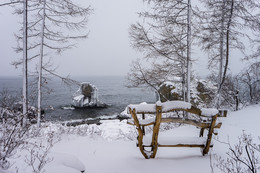 Bench / ***
