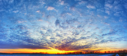 Sonnenuntergang über dem Moor / ---