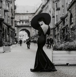 Lady in hat / ***