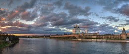 Unter dem blauen Himmel ist eine goldene Stadt ... / ***
