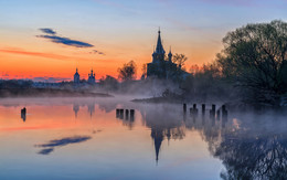 May dawns / ***