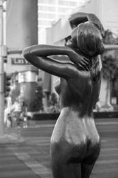 naked truth / ***
