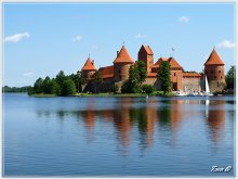 Traku pilis. / Traku salos pilis – gotikine pilis Traku mieste, Galves ezero Pilies saloje. XV a. si pilis (kaip ir Traku pusiasalio pilis) buvo viena is; LDK valdovu rezidencija;. Dabar pilis atstatyta ir yra vienas populiariausiu Lietuvoje turistu lankomu objektu; pilyje vyksta ivairios sventes, veikia archeologine ir istorine; ekspozicijos, medziokles muziejus.