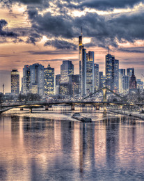 Frankfurter Abend / Die Frankfurter Skyline bei Sonnenuntergang mit Flößerbrücke, Dom und Paulskirche.