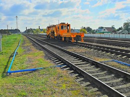Tech train waiting / ***