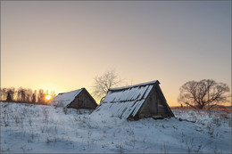 Outskirts / ***