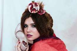 The girl with the garnet / ***