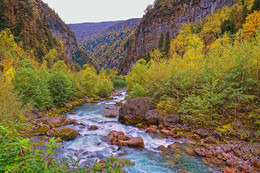 Mountain River / ***