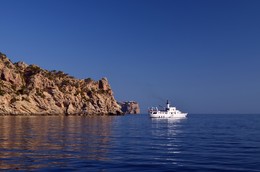 Ah, the white boat ... / ***