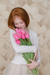 Girl with tulips / ***