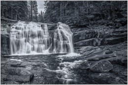 Wasserfall in B und W / Die Mumlava (deutsch: Mummel) ist ein linker Nebenfluss der Jizera (Iser) in Tschechien. Sie entspringt auf dem Kamm des Riesengebirges auf der Mummelwiese (tschechisch Mumlavské Louka) nahe der Elbquelle und hat zwei Quellbäche, die Große Mummel (Velka Mumlava) und die Kleine Mummel (Malá Mumlava).