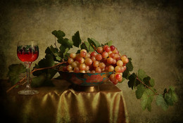 Still Life with Grapes / ***
