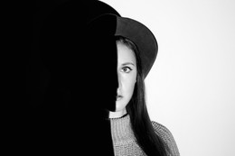 Black and white / ***