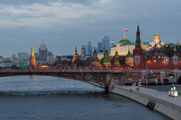 Die Stadt erwacht / ***