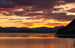 Sunset on the lake. / ***