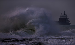 Ocean is shaking... / ***