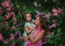 Mom and daughter / ***