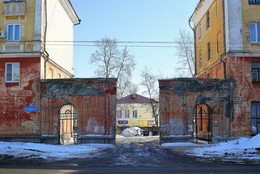Old Wall / ***