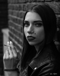  / ***