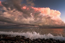 Ocean is shaking... / ***