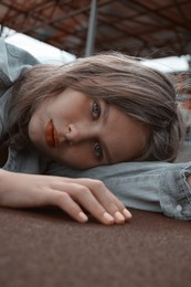  / ***