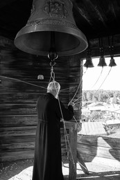Bell ringer. / ***