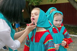 Vor der Aufführung. / ***