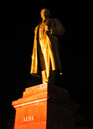 it was the evening / Denkmal bei Vollmond in Jalta