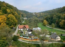 View of the valley and a castle in Prondnika Oytsove / http://maps.google.com/maps?f=q&hl=en&geocode=&q=ojc%C3%B3w&sll=37.0625,-95.677068&sspn=32.80241,70.400391&ie=UTF8&ll=50.202884,19.828627&spn=0.003028,0.01369&t=h&z=17