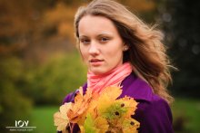 Anastasia with a bouquet of autumn leaves / ***