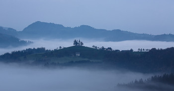 Above the clouds / ***