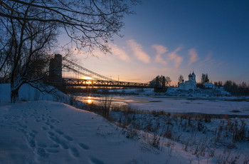 Sonnenaufgang über dem Fluss / ***