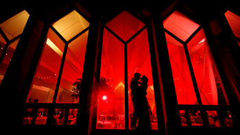 Red window / Couple standing and kissing in Front of a red window