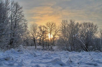 Sonnenaufgang über dem Fluss / ***