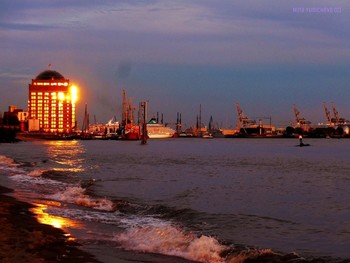 Sonnenuntergang auf der Elbe / ***