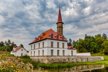 Priory Palace / ***