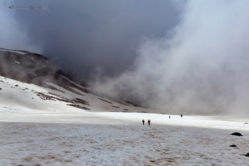 Unter den Bergen / ***