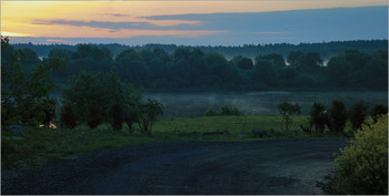 Es ist um die Ecke ... / ***