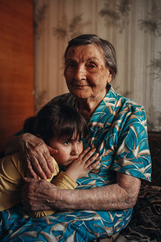 Grandmother and granddaughter / ***