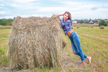 Girl in the field / ***