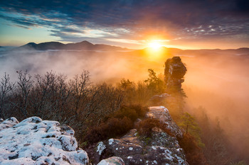 Geierstein / Was für ein Morgen auf dem Geierstein im Pfälzerwald. Man hat nicht all zu oft, das Wolken und Nebel gepaart mit Sonneaufgang gleichzeitig da sind. Normalerweise schließt das eine das andere aus. Aber an diesem Morgen war alles perfekt.