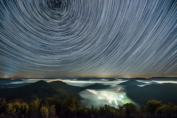  / Drei Stunden lange hat Kamera mit Hilfe der Drehung der Erde und den Sternen diese wunderschönen Kreise am Himmel gezeichnet. Am End hab ich jedoch 45 Minuten davon nicht mit ins Bild genommen, da zu diesem Zeitpunkt Mondaufgegangen war. Auch er zeichnet schöne Spuren an den Himmel. Aber auf Grund seiner Helligkeit zieht er zu sehr den Blick auf sich, so das ich mich für diese Variante entschieden habe. Vielleicht zeige ich die Mondspuraufnahme später auch noch.