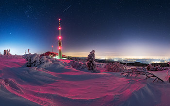 Purpel Snow / Durch die Reflexionen der Flugbefeuerung am Fernmeldeturm auf der Hornisgrind (Schwarzwald) leuchtet der Schnee rot bis lila. Rechts in der Ferne kann man das nahe Straßburg erkennen.